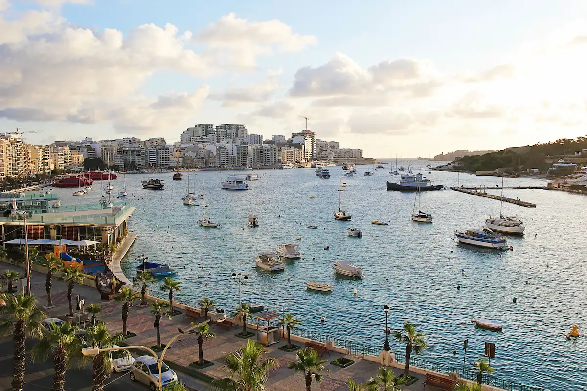 Sliema auf Malta mit Hafen und Uferpromenade – beliebtes Ziel nach der Ankunft am Flughafen, gut erreichbar per Bus, Taxi oder privatem Transfer.