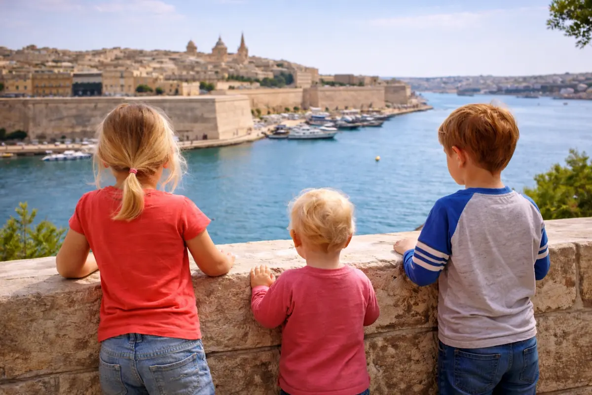 Kinder auf einer Aussichtsterrasse mit Blick auf den Hafen auf Malta