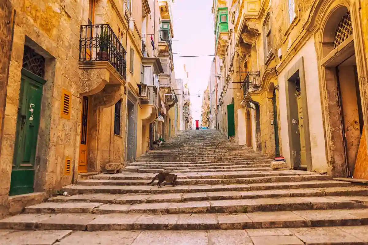 Treppen in einer historischen Straße in Valletta auf Malta – typisches Beispiel für Fußgängerinfrastruktur mit vielen Stufen, die mit Kinderwagen oder Rollstuhl schwer passierbar ist.