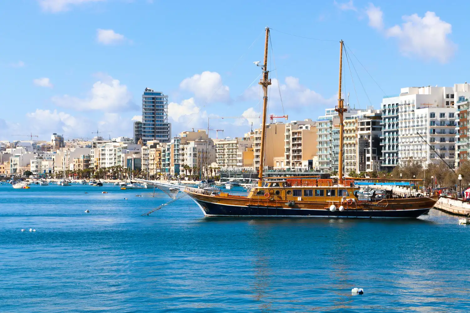 Küste von Sliema auf Malta mit Hotels und Promenade – beliebte Gegend für Familienunterkünfte