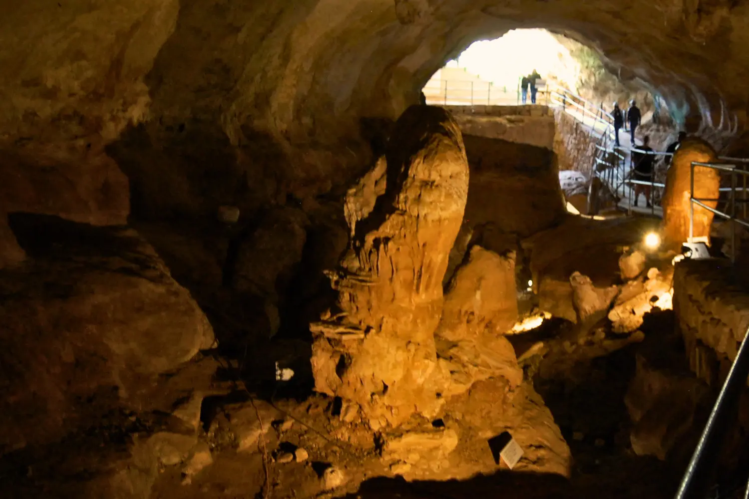 Eingang zur Höhle Għar Dalam – eine der wichtigsten prähistorischen Fundstätten auf Malta
