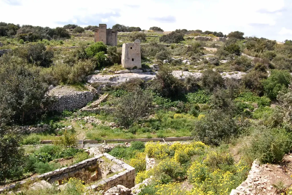 Landschaft bei Għar Dalam mit historischem Turm und Bunker aus dem Zweiten Weltkrieg