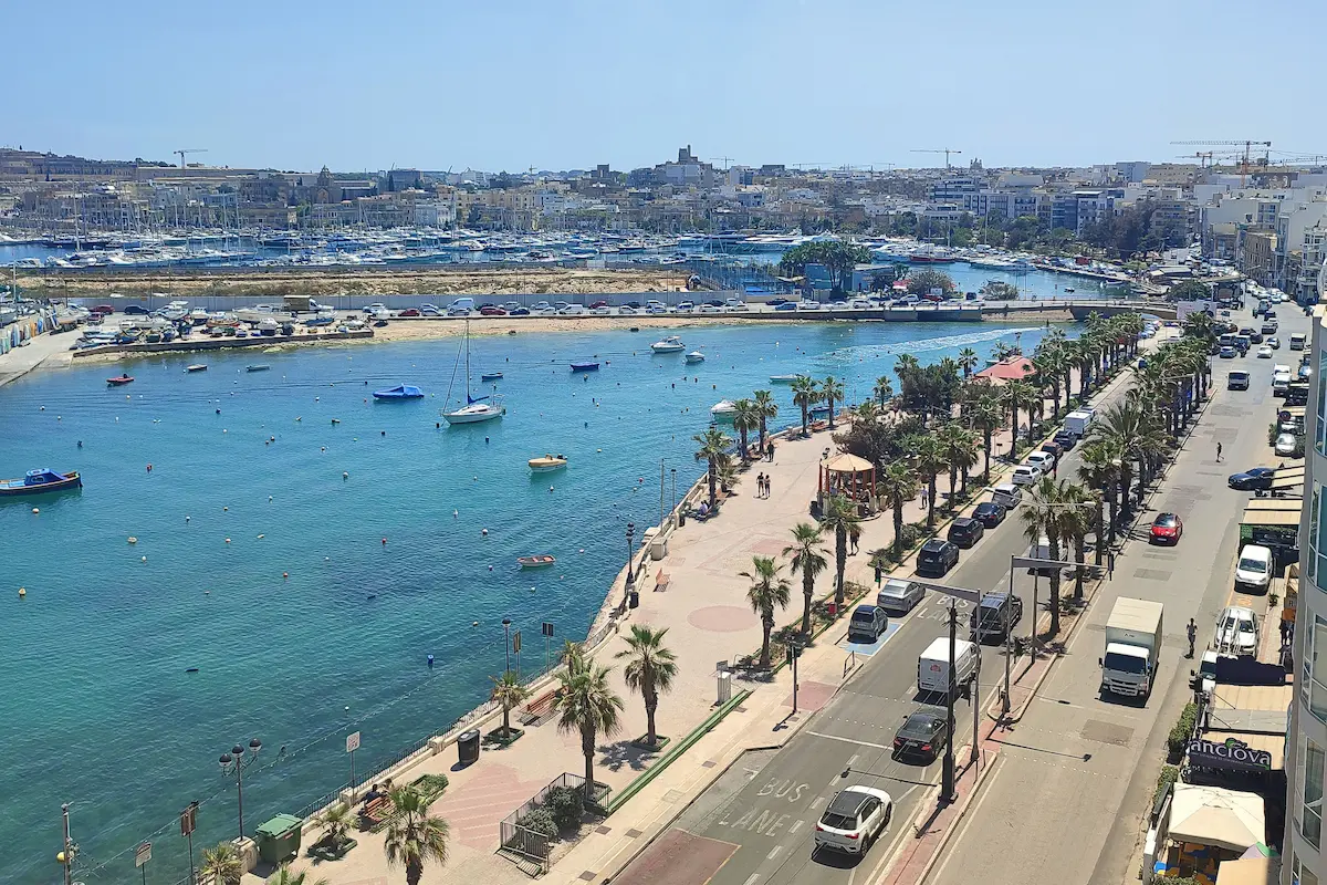 Uferpromenade von Gżira und Yachthafen von Manoel Island auf Malta