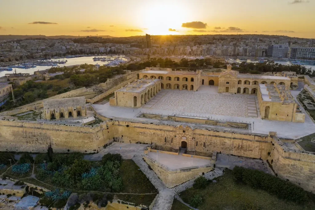 Luftaufnahme von Fort Manoel bei Sonnenuntergang