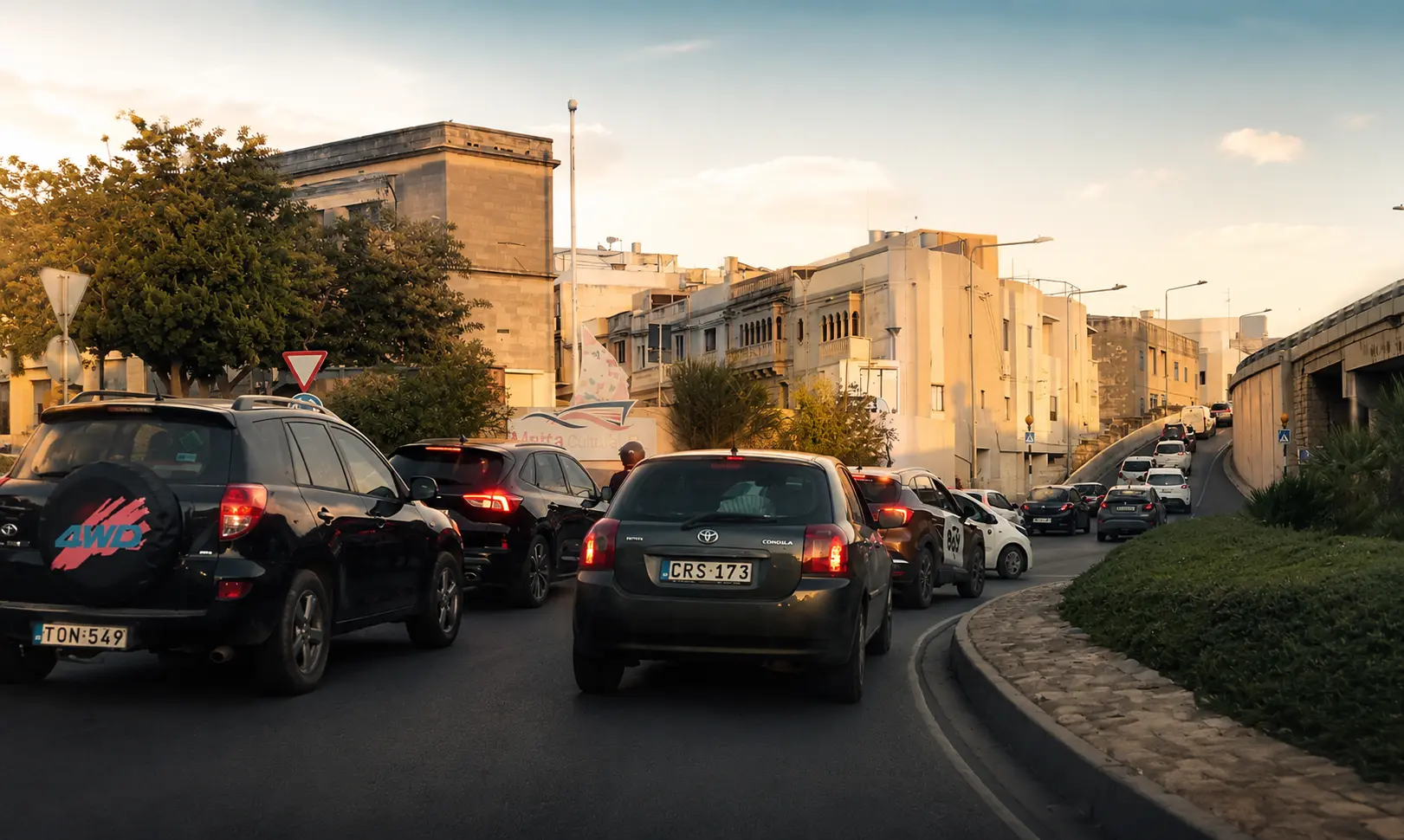 Dichter Straßenverkehr auf Malta während der Hauptverkehrszeit