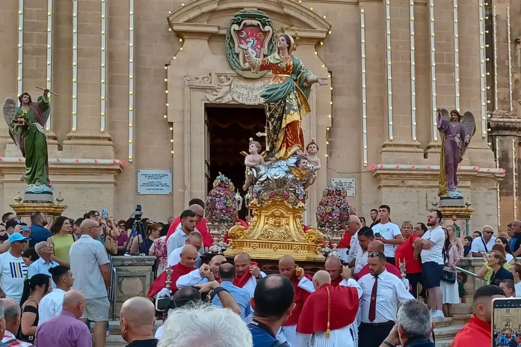 Die Marienstatue wird während der Santa-Marija-Prozession auf Malta aus der Kirche getragen.