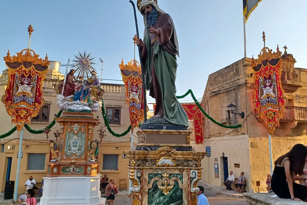 Statuen und festlicher Straßenschmuck während der Santa-Marija-Feierlichkeiten in Qrendi auf Malta