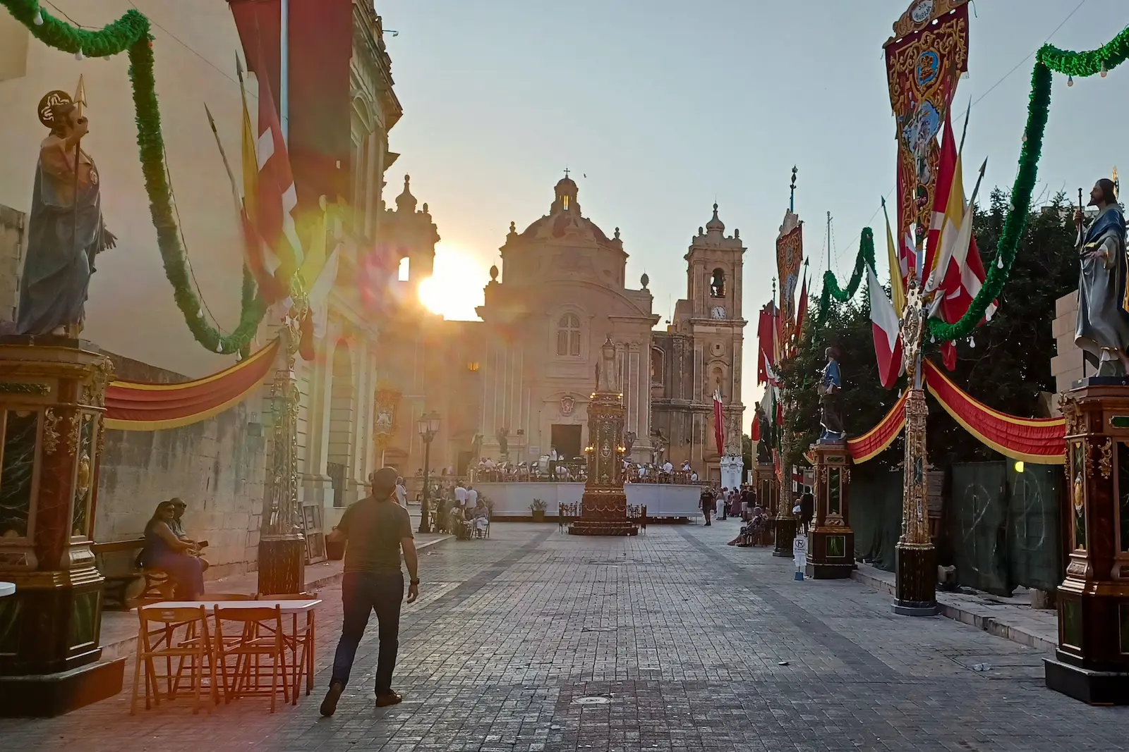 Straßenschmuck und die Kirche in Qrendi während der Santa-Marija-Feierlichkeiten auf Malta, kurz vor Beginn des Abendprogramms.